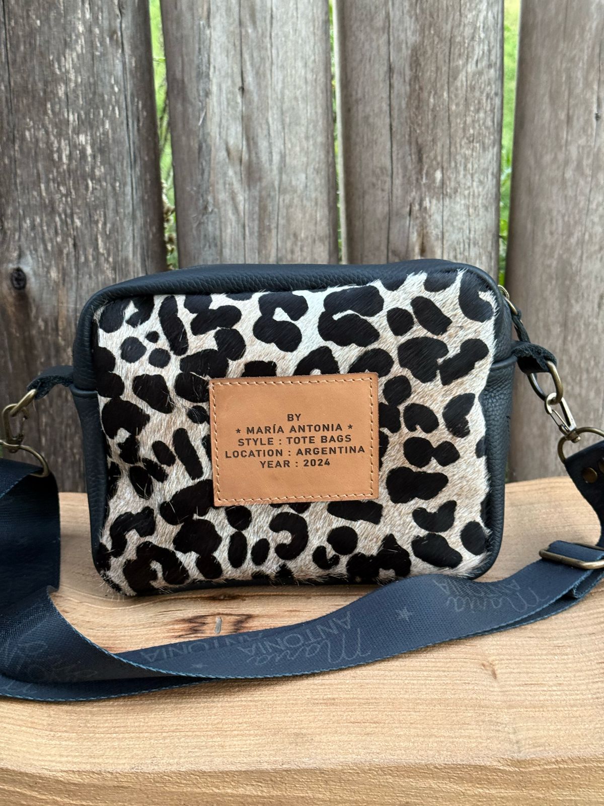 Paris de cuero negro con pelo