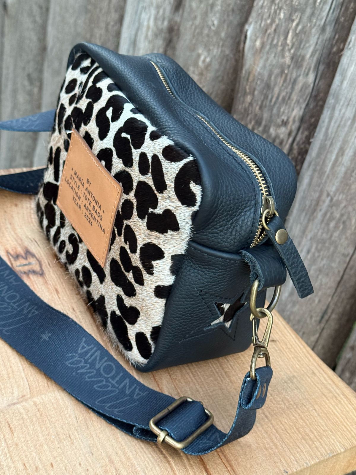 Paris de cuero negro con pelo