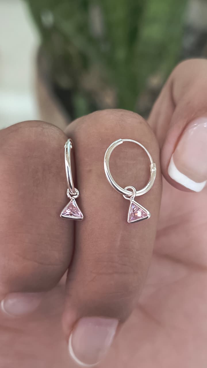 Mini argollitas con dije de cubic rosa 