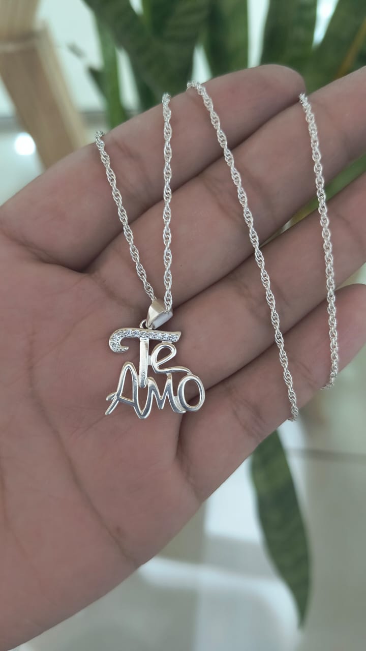 Dije de plata 925 con frase "Te Amo" con piedras cubic