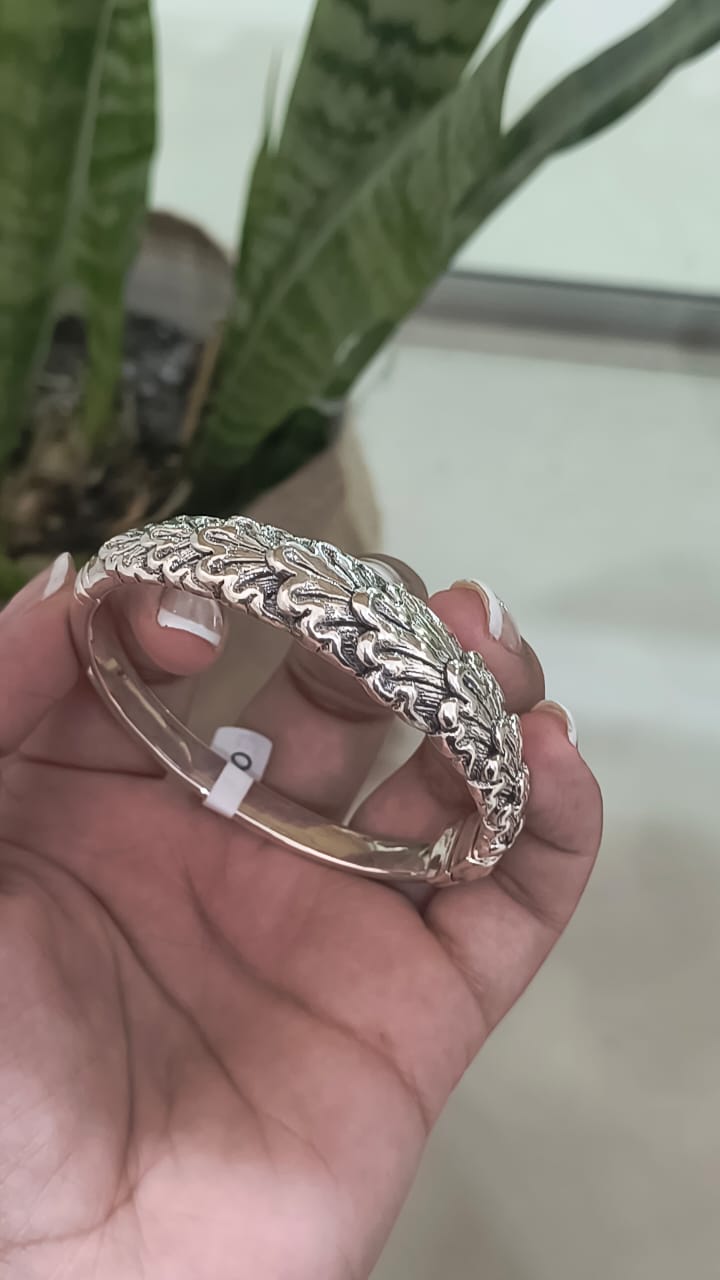 Esclava de plata inflada con dibujos