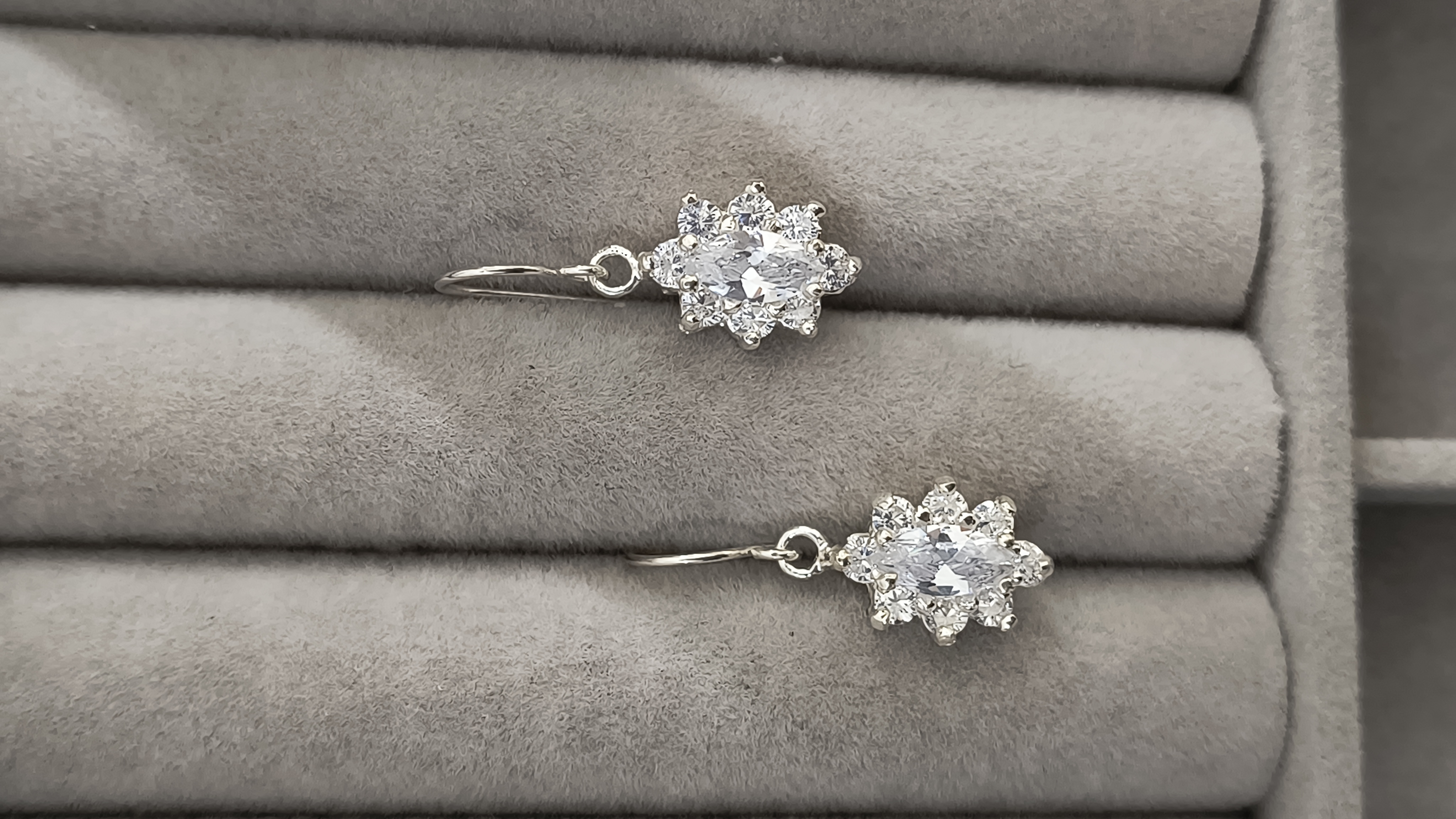 Aros colgantes con flor cubic