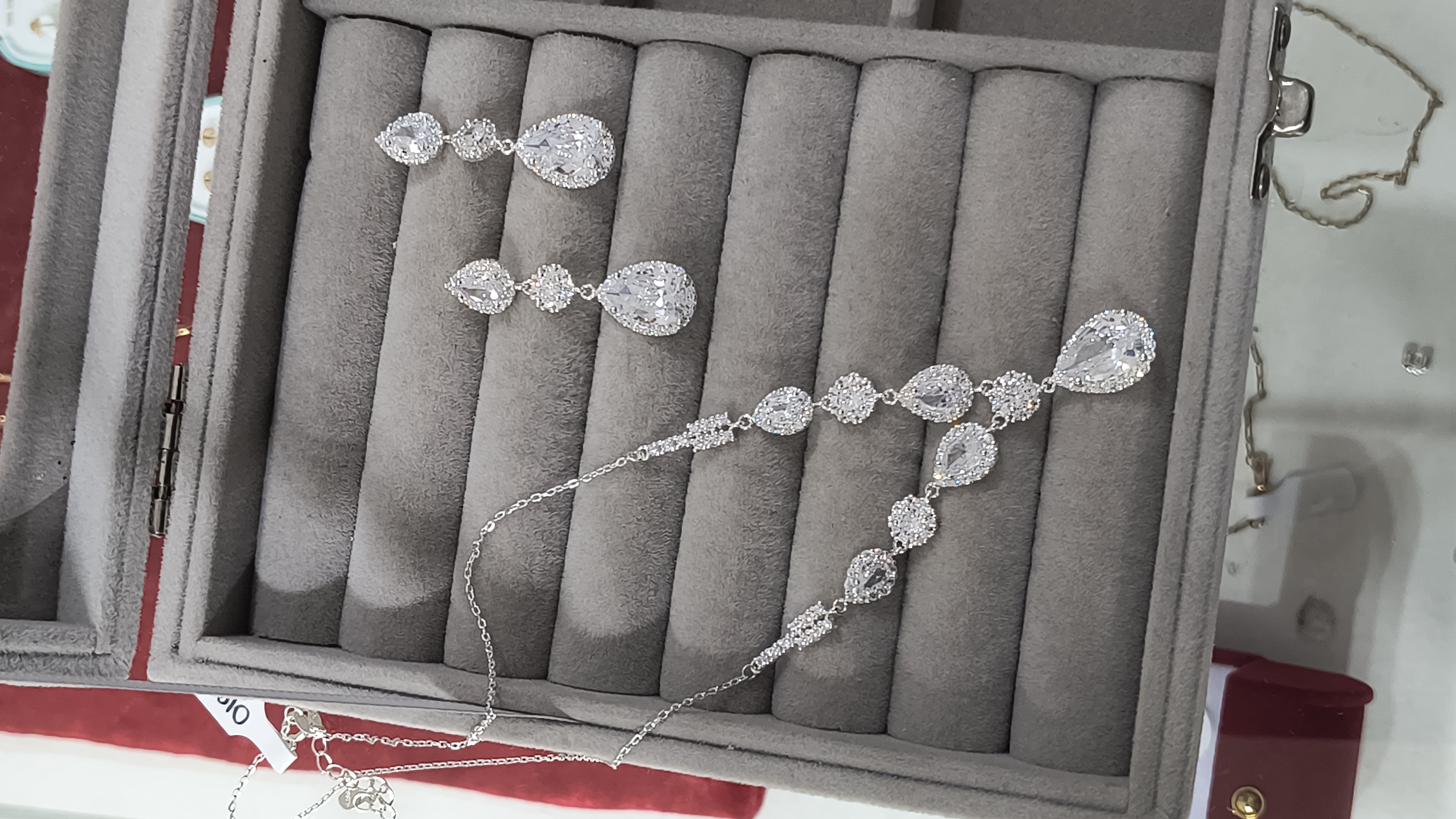 Set de gargantillas y aros colgantes con cubic