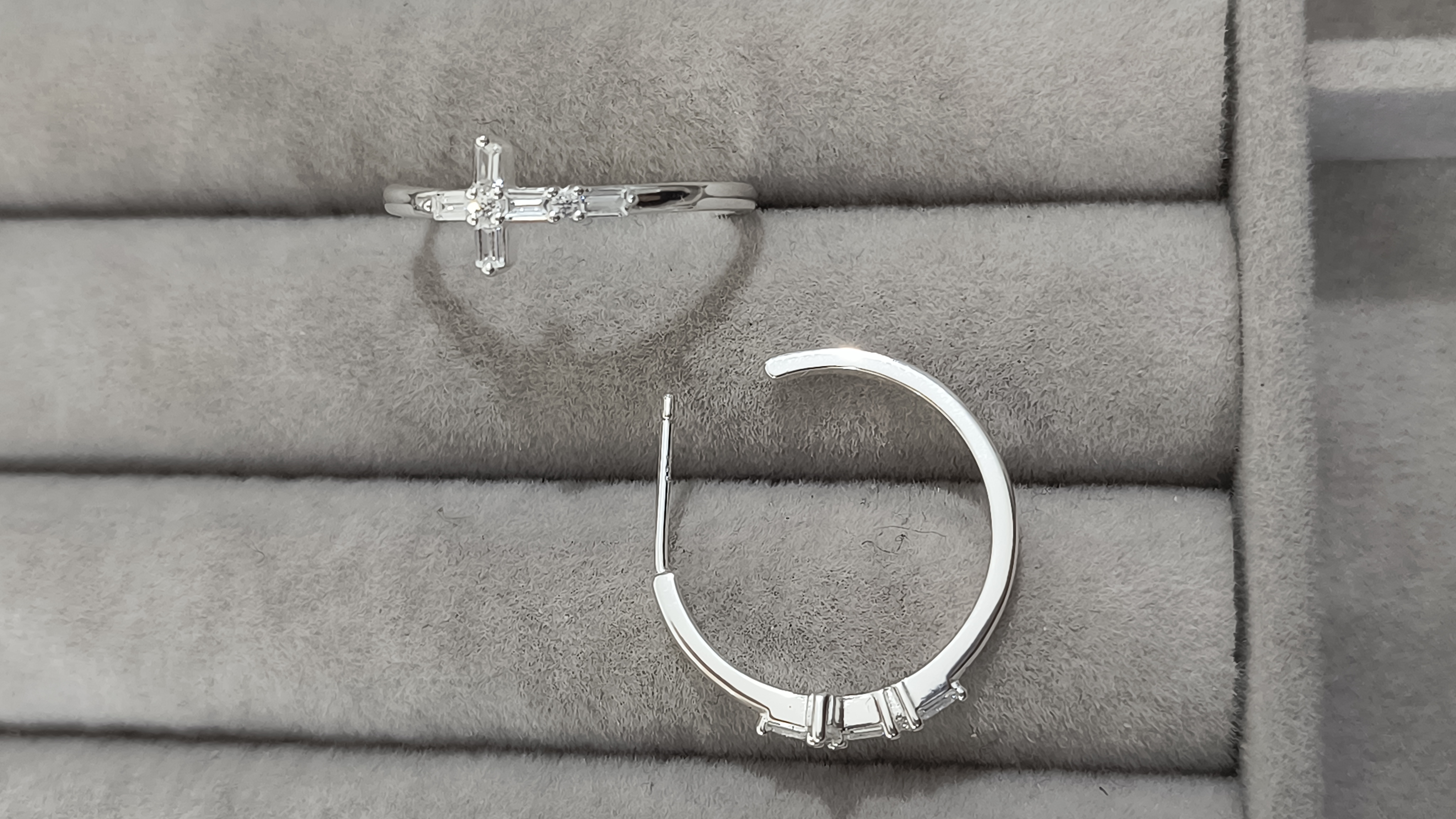 Semi argollas con dije cruz tamaño medio