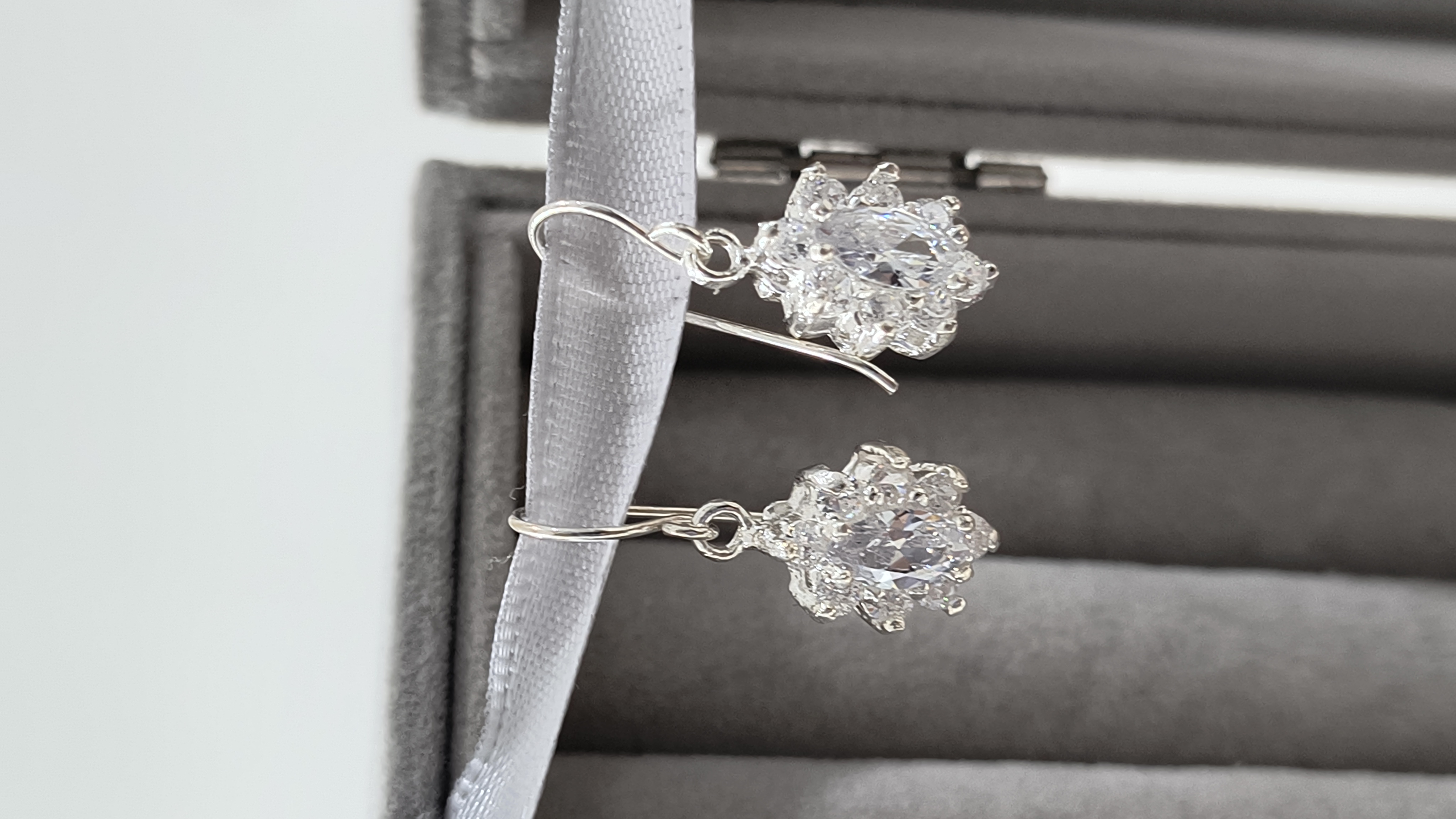 Aros colgantes con flor cubic