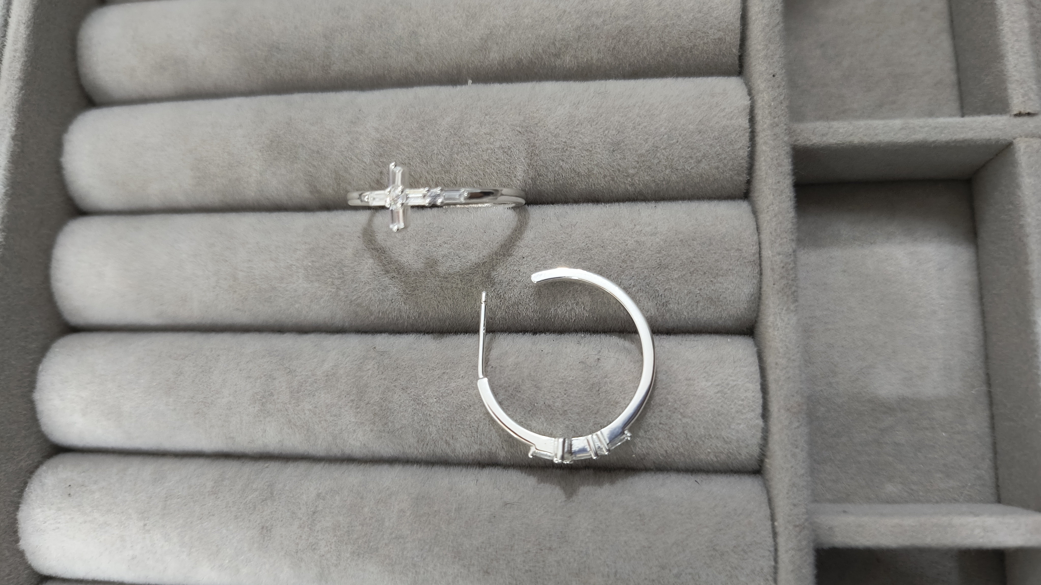 Semi argollas con dije cruz tamaño medio