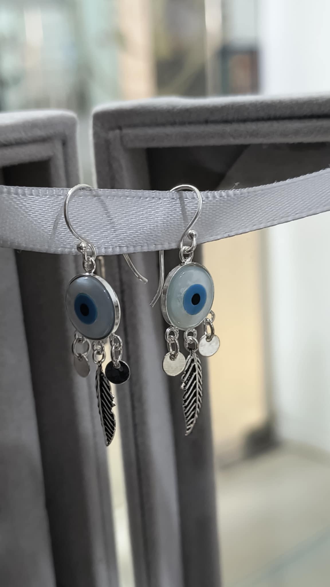 Aros colgantes ojo turco con pluma