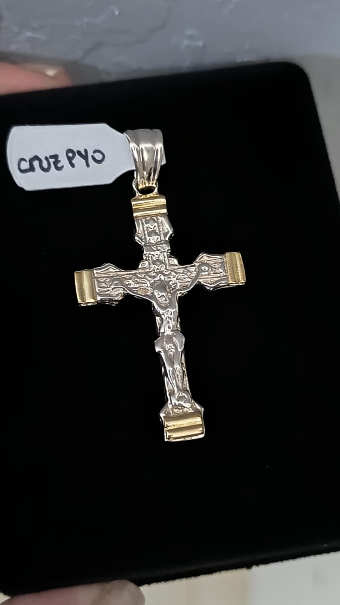 Cruz de plata y oro con relieve