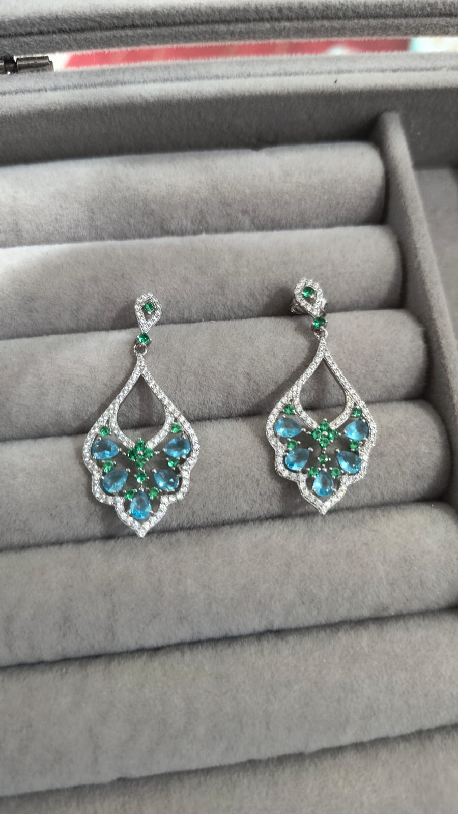 Aros colgantes con piedras agua marina con raiz de esmeralda