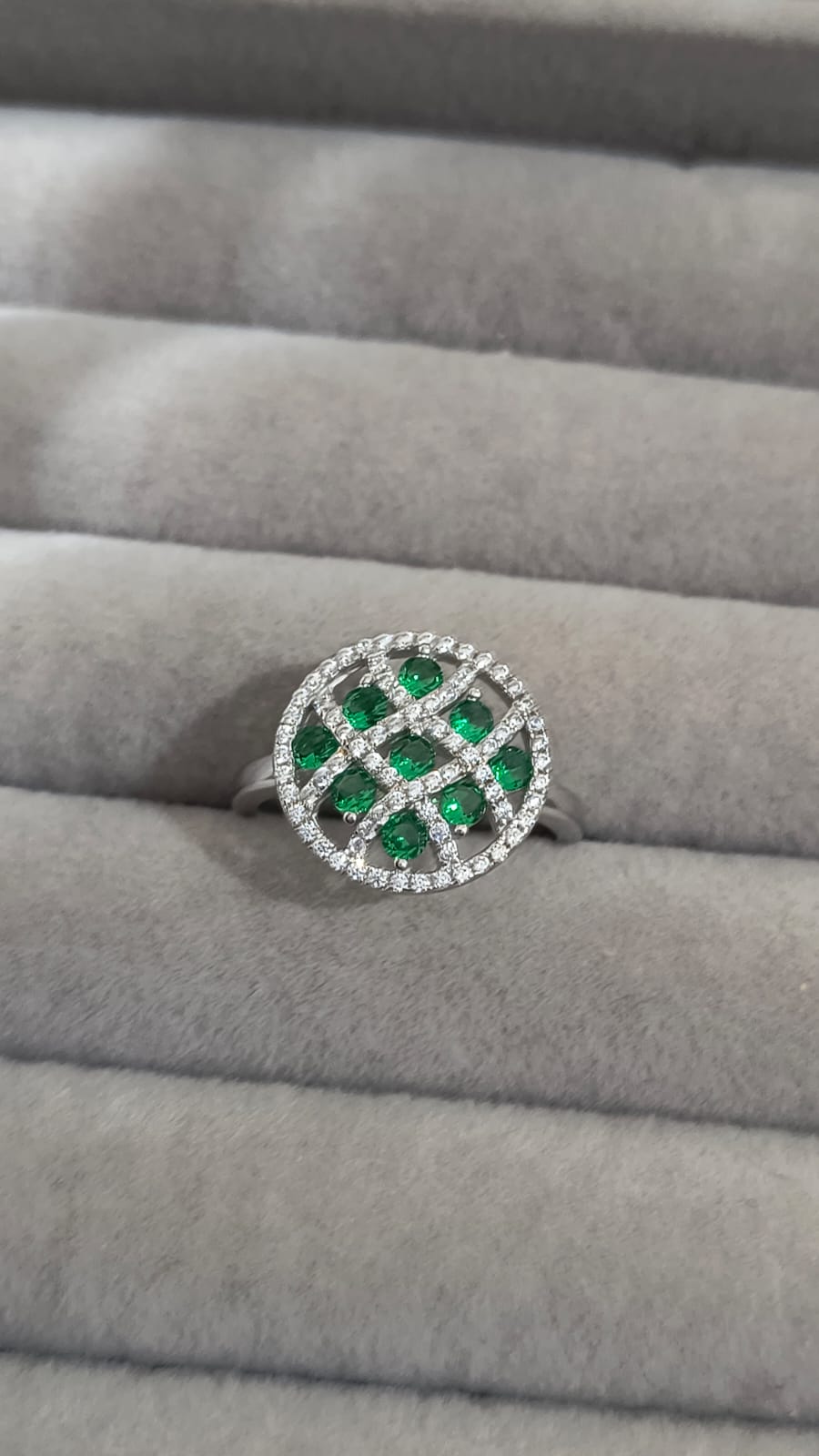 Anillo de plata con raiz de esmeralda y micropave