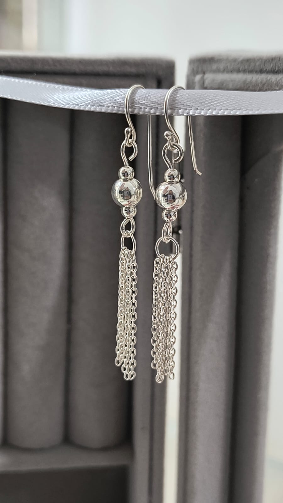 Aros colgantes con bolitas y cadenas