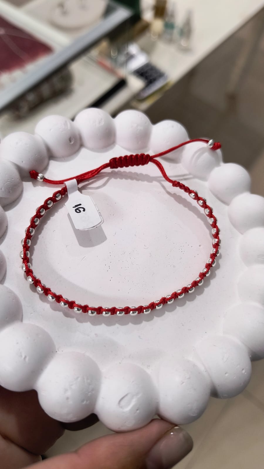 Pulsera de plata con bolitas y hilo rojo