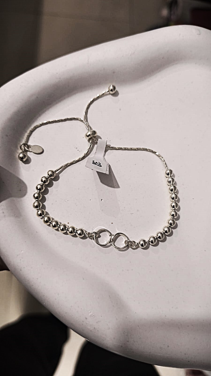 Pulsera regulable con bolitas con dije infinito