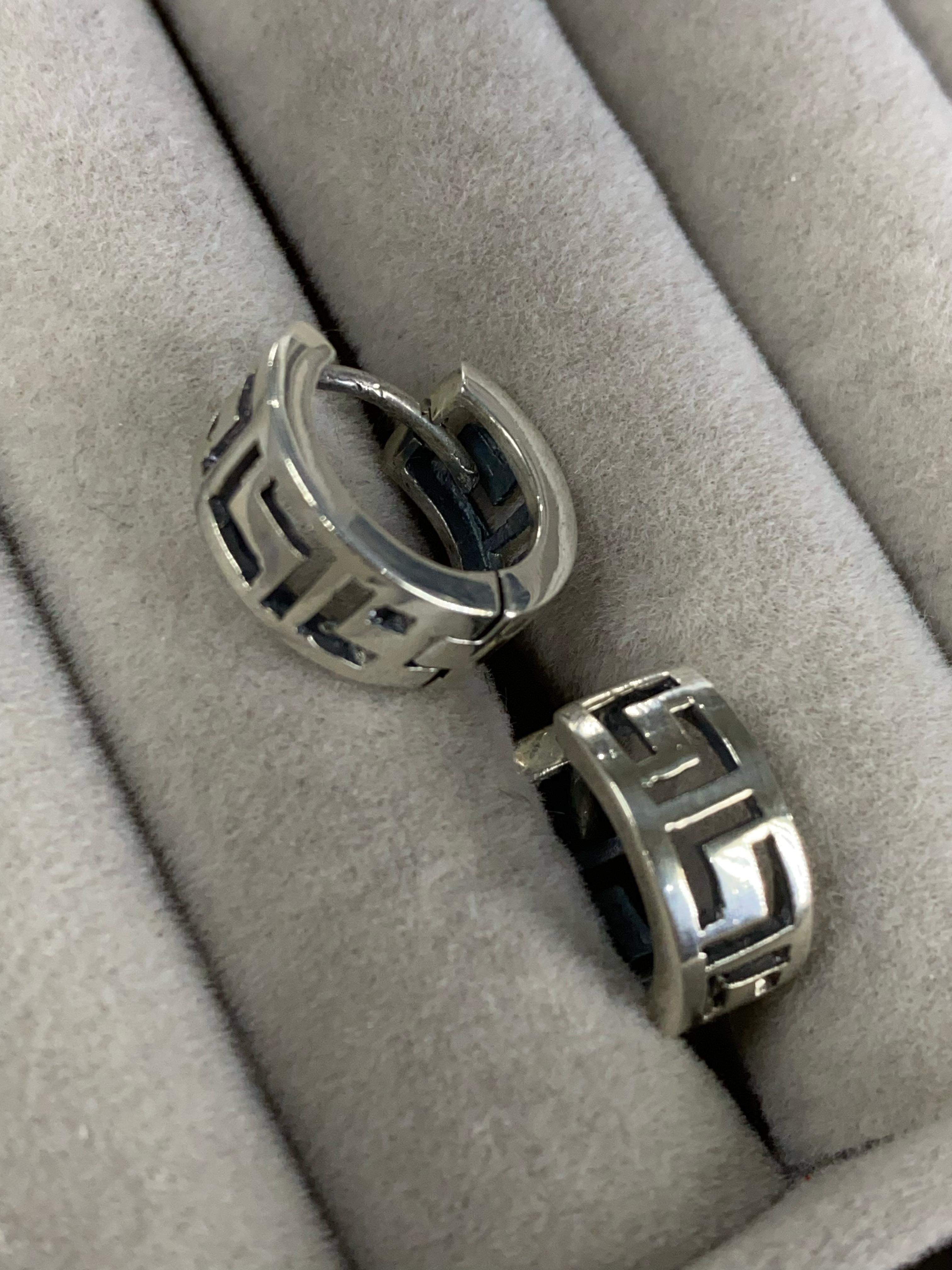 Argollitas anchas con guardia griega 