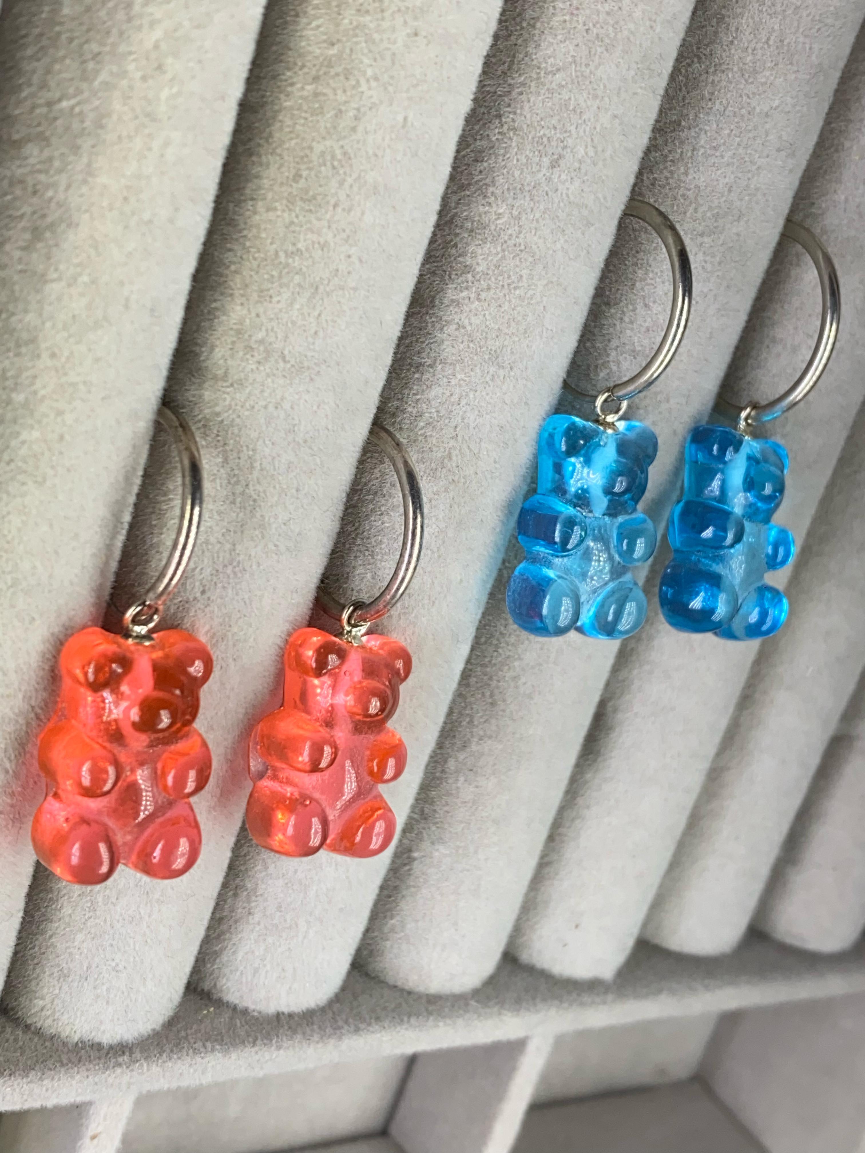 Argollitas tamaño mediana con dije colgante gummy