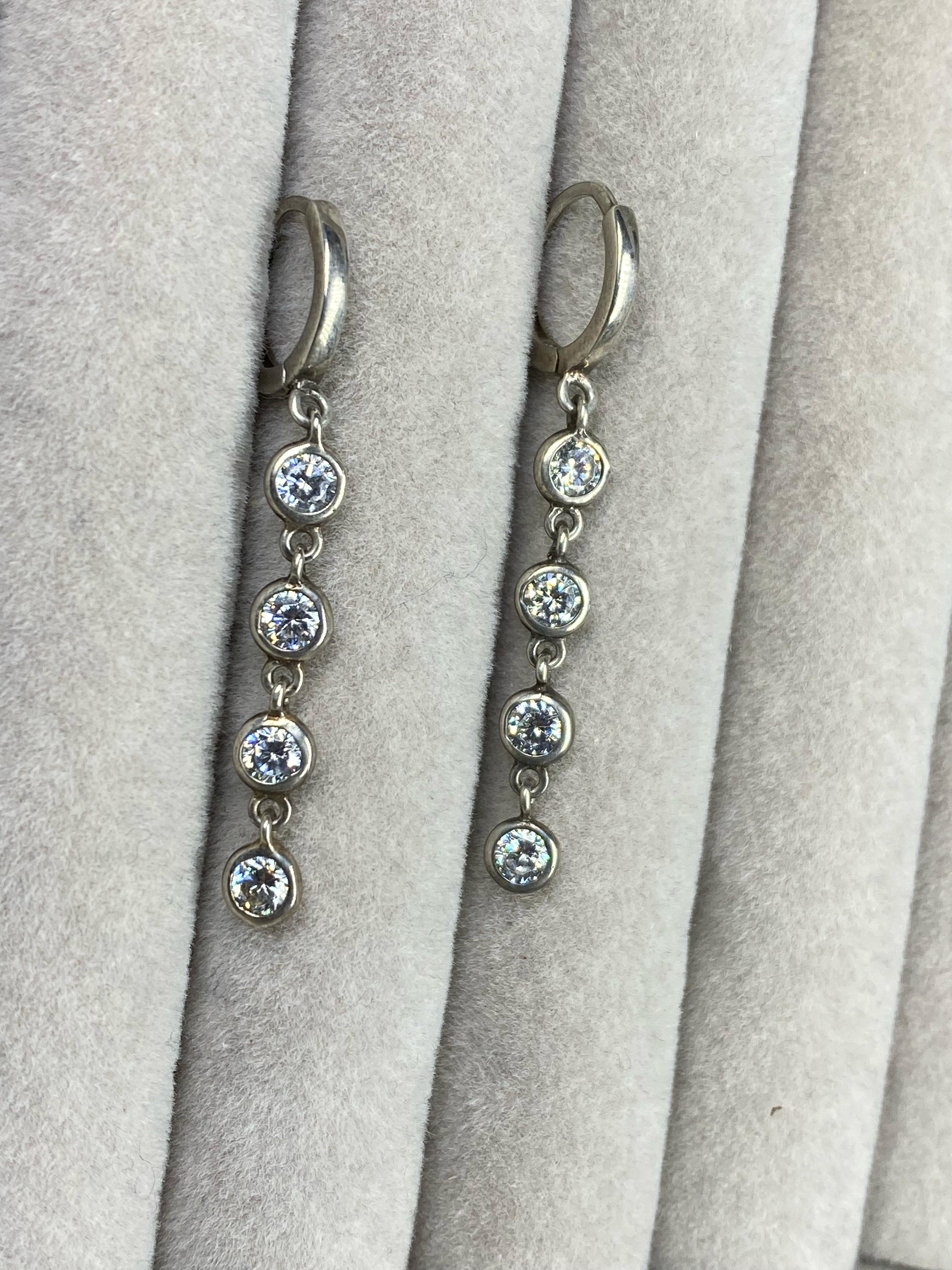 Argollitas con dijes susanos colgantes