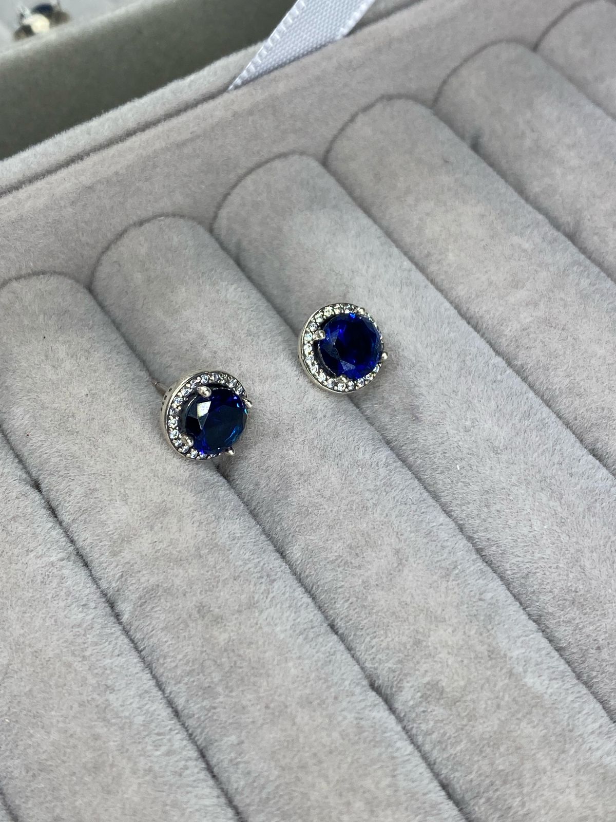 Aros pasantes con centro zafiro