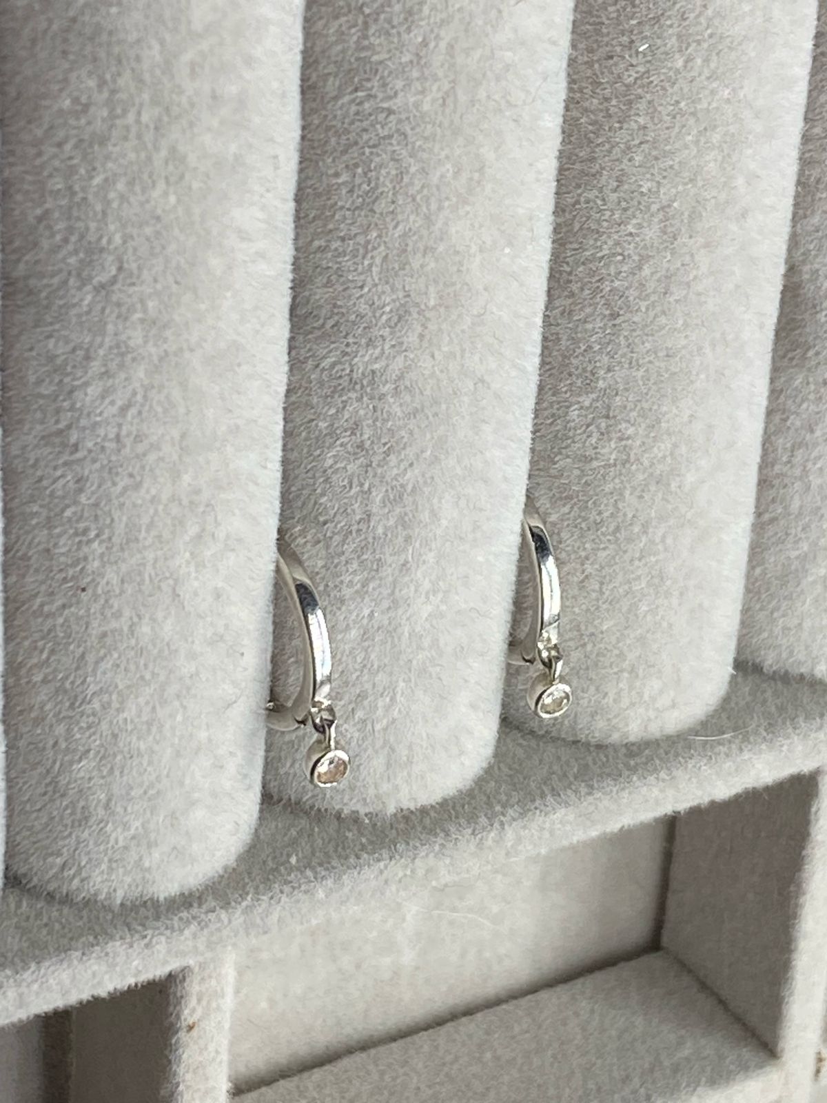 Mini argollitas con dije cubic