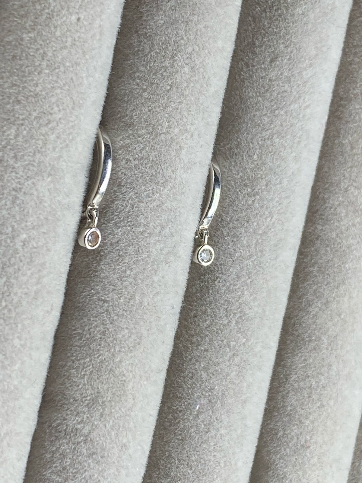 Mini argollitas con dije cubic