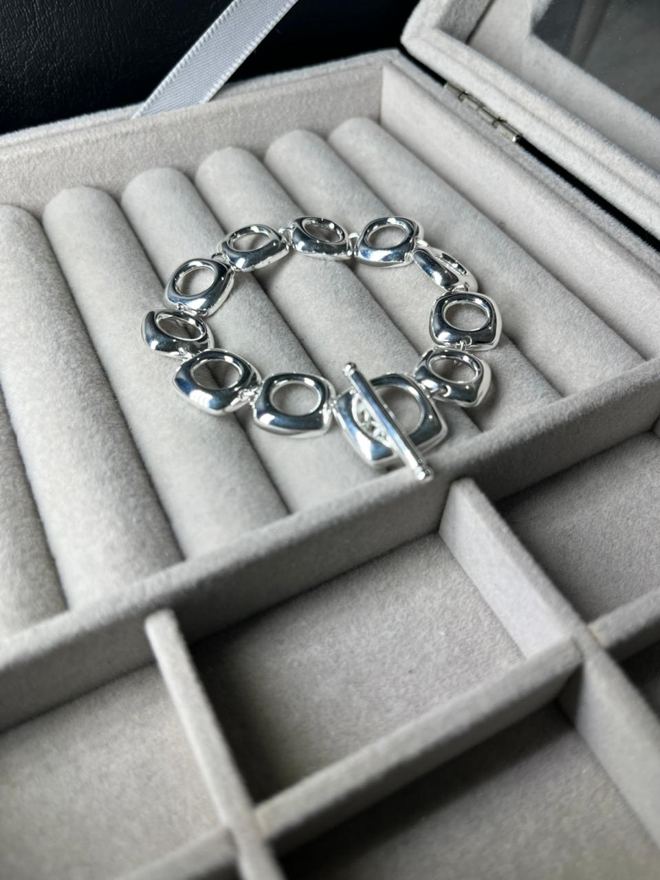 Pulsera con cuadrados calados