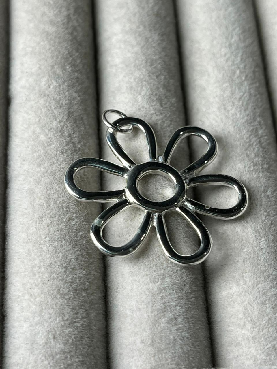 Dije con forma de flor