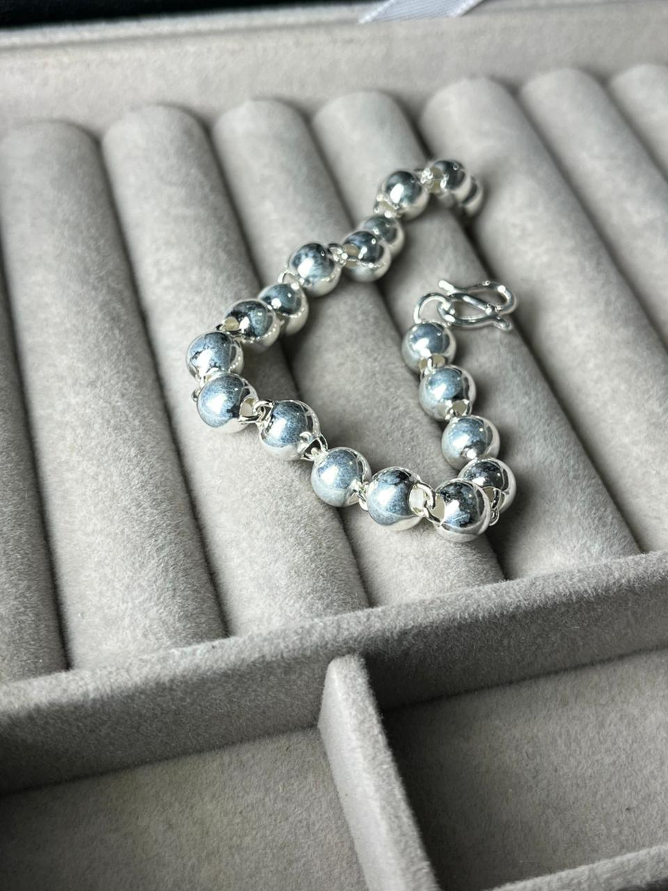 Pulsera con bolas grandes