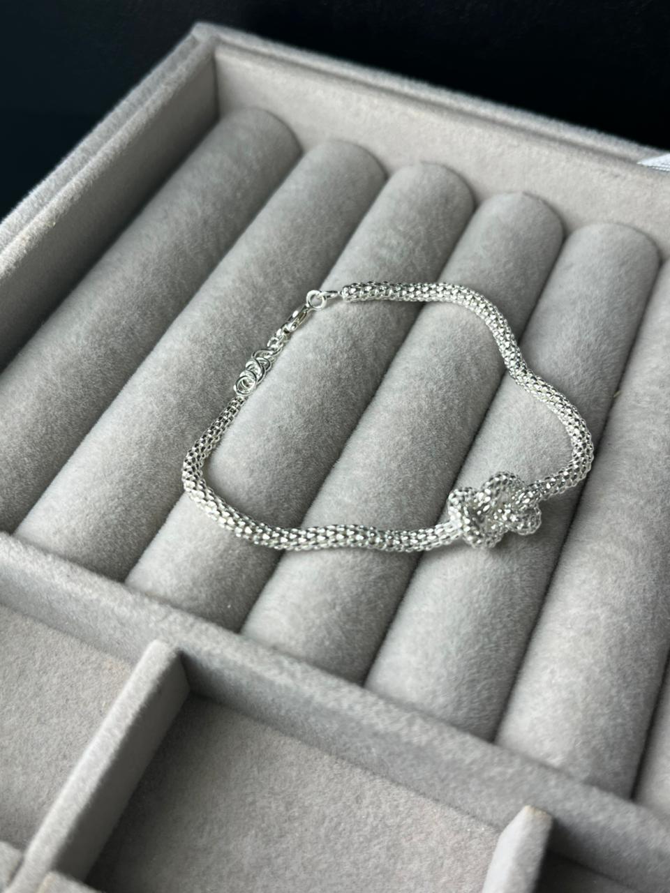 Pulsera hueca con el nudo en el medio