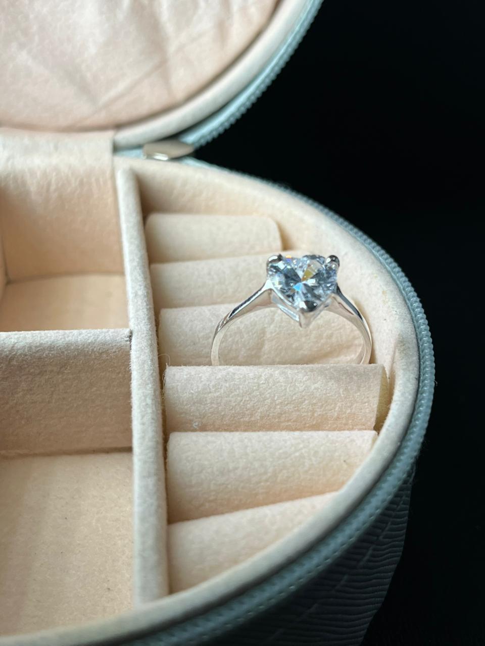 Anillo cintillo corazon