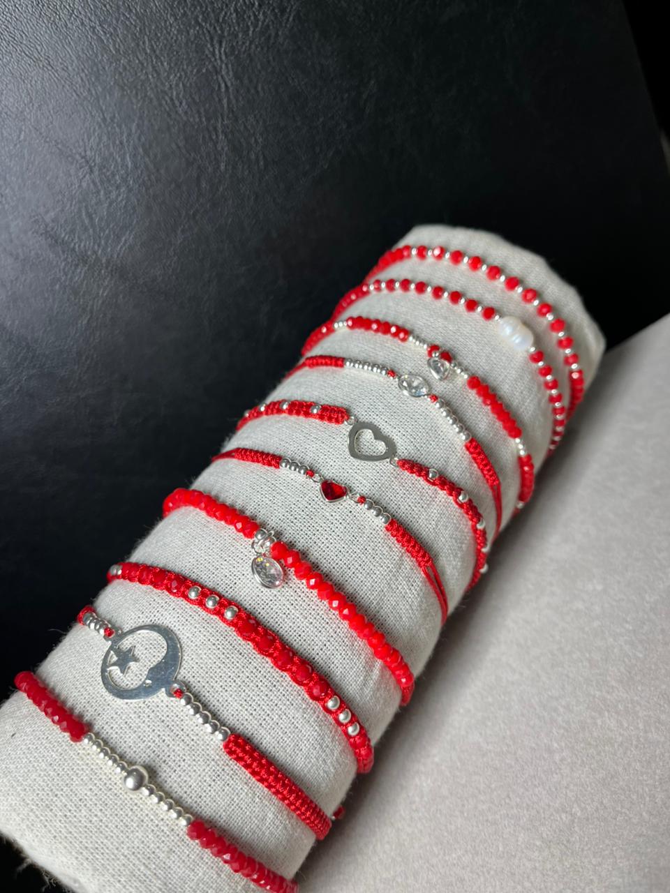 Pulseras con hilos rojos