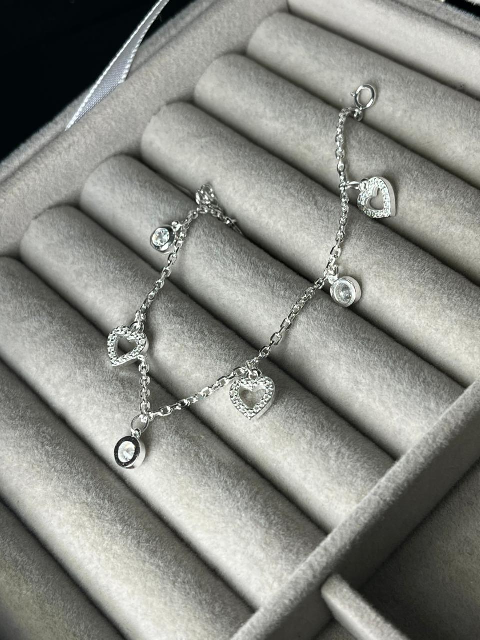 Pulsera con dijes corazón calados