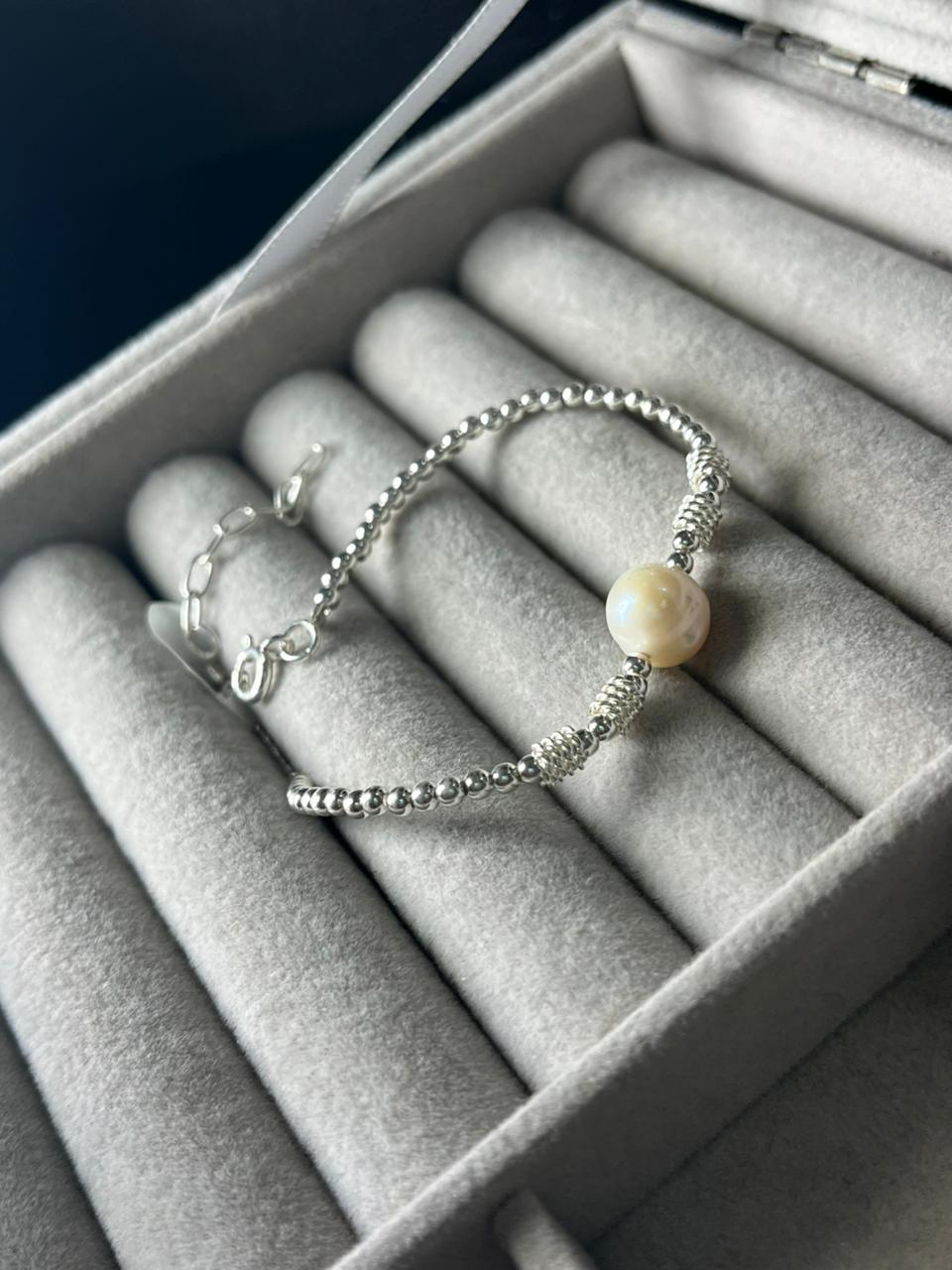 Pulseras con bolitas y centro perla