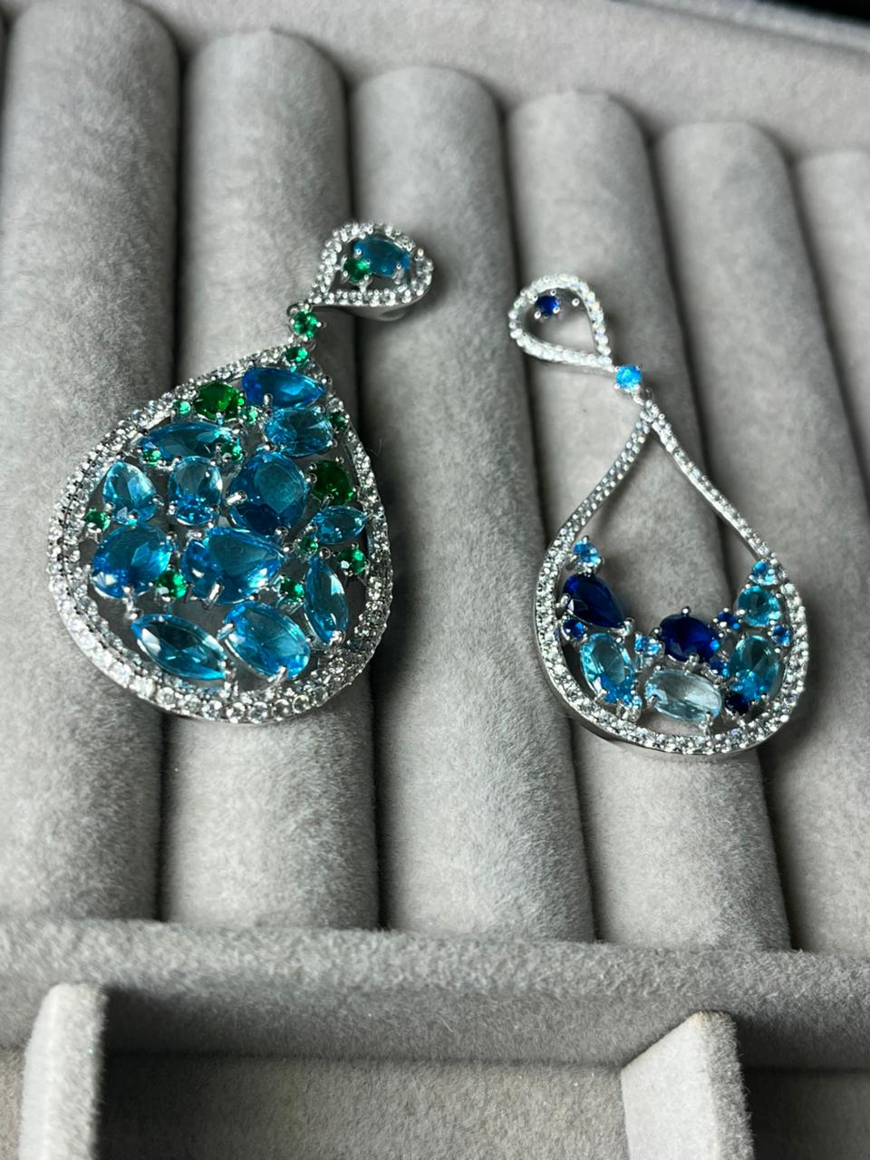 Aros colgantes con piedras terquezas y verdes