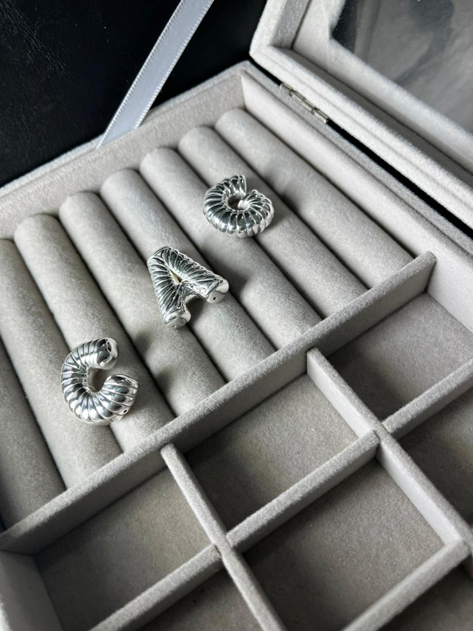 Dije inicial de plata inflada