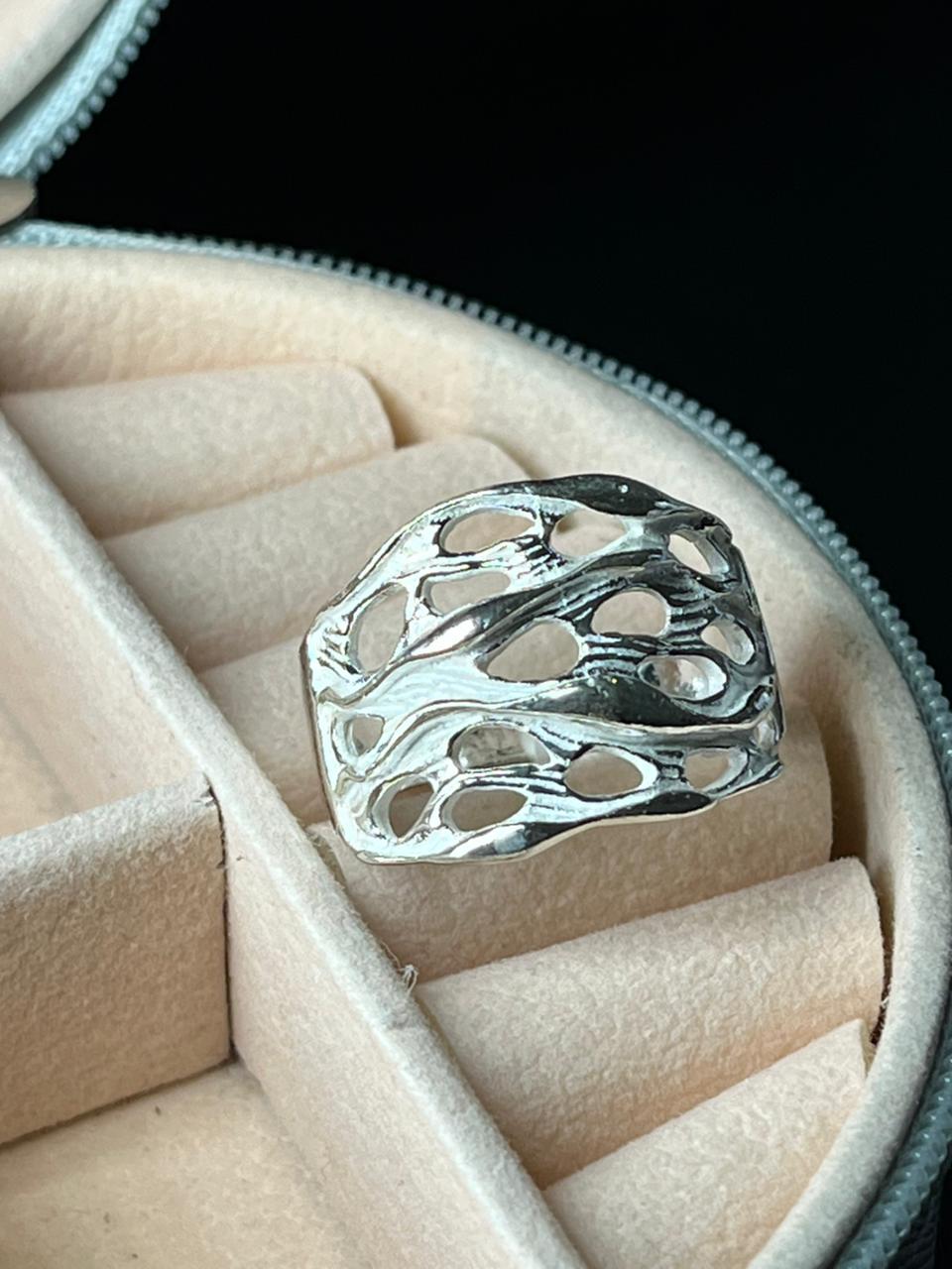 Anillo de grande calado macizo
