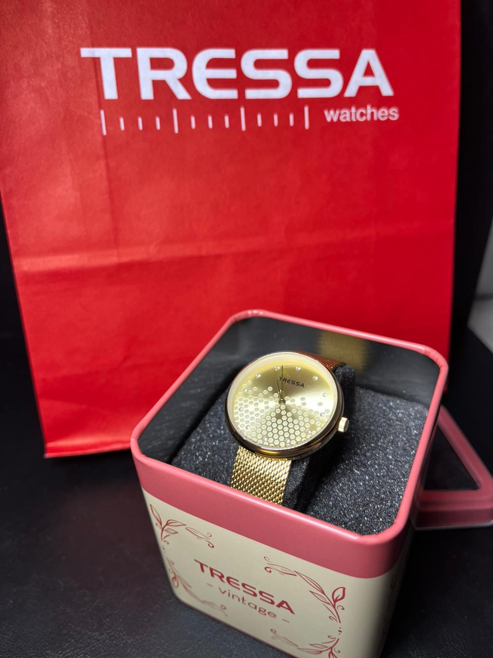 Reloj Tressa maya de acero dorada fondo con Cubic