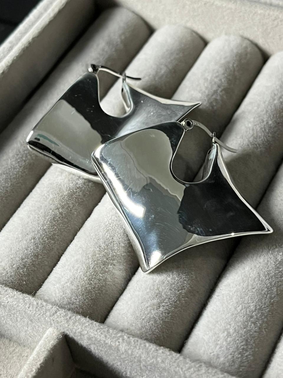 Aros geométricos de plata inflada