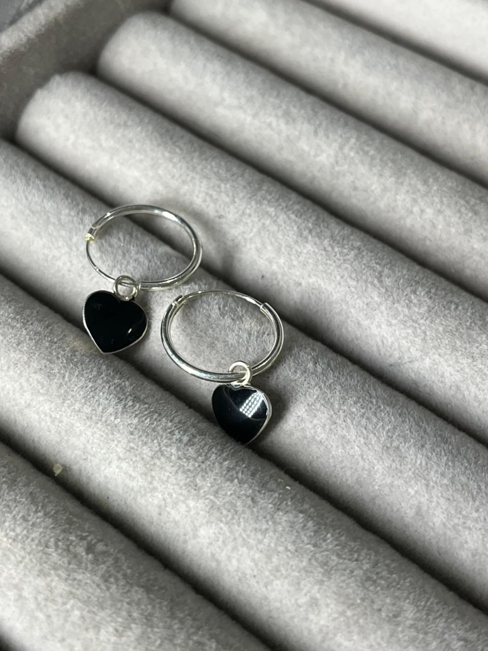 Argollita mini con dije corazón ónix