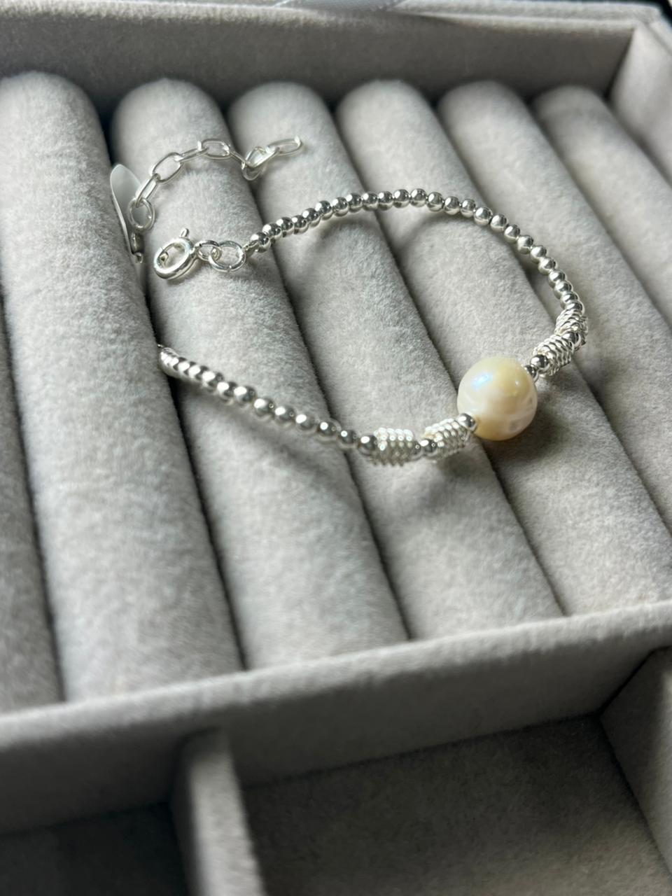 Pulseras con bolitas y centro perla