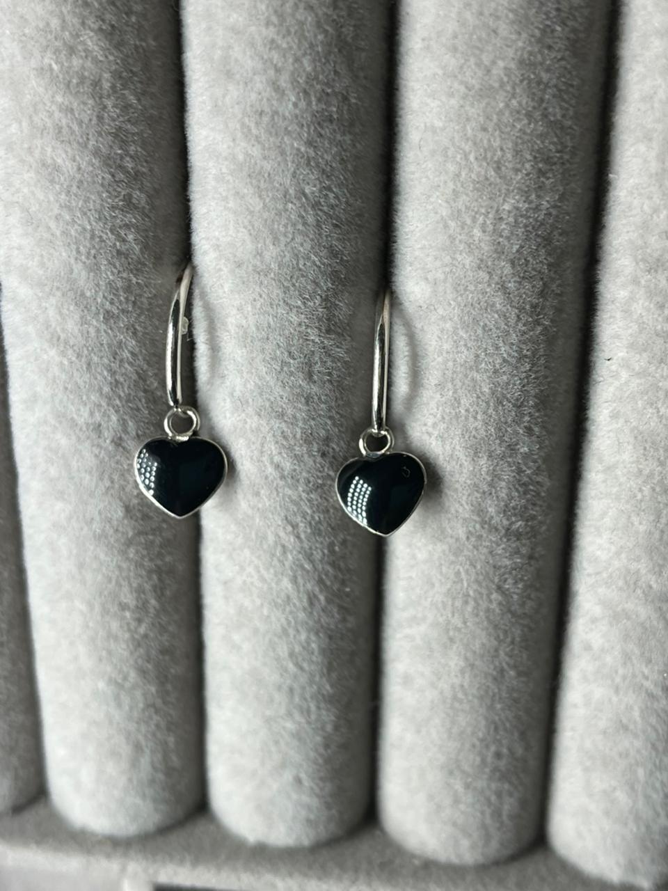 Argollita mini con dije corazón ónix