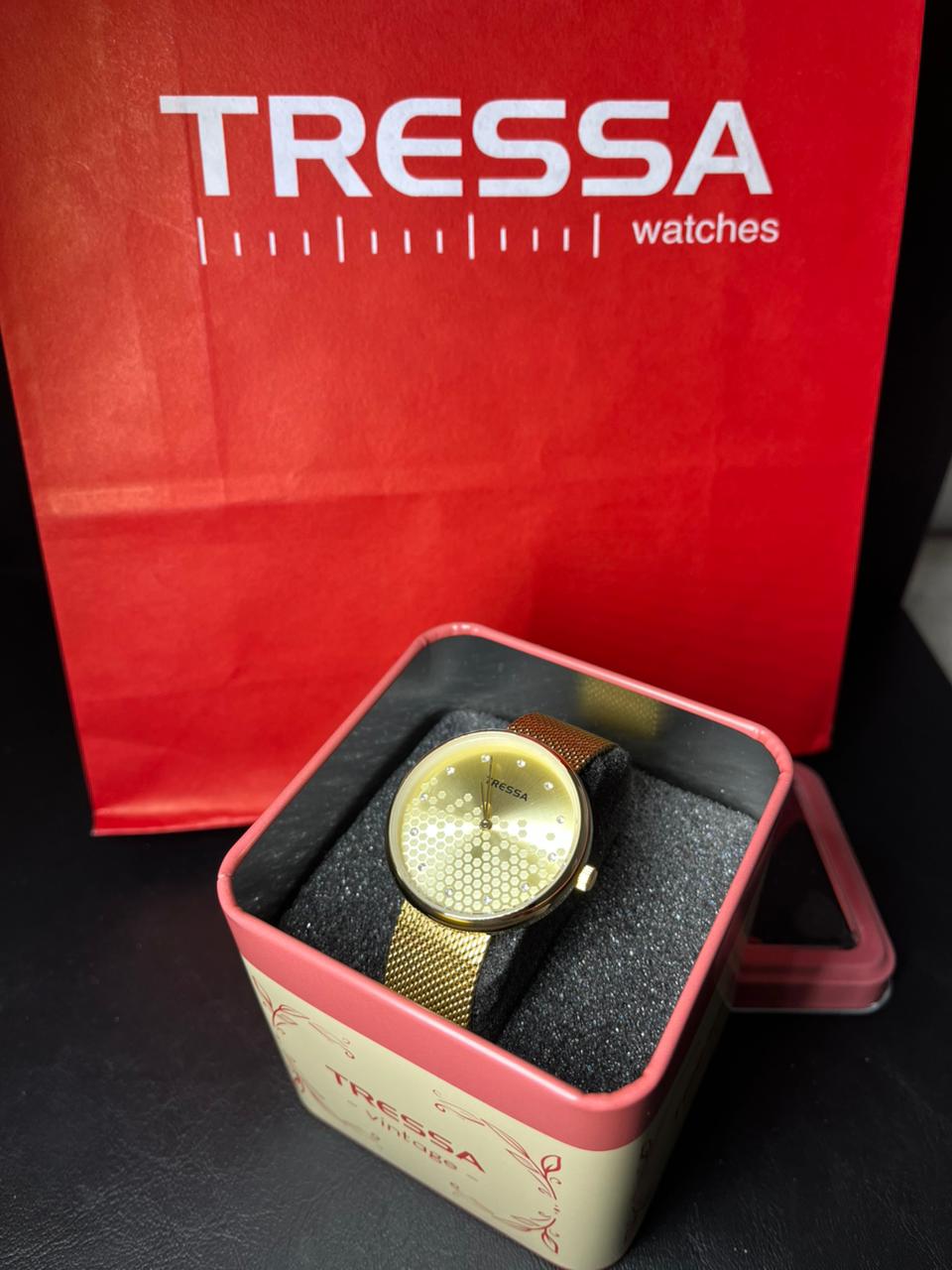 Reloj Tressa maya de acero dorada fondo con Cubic