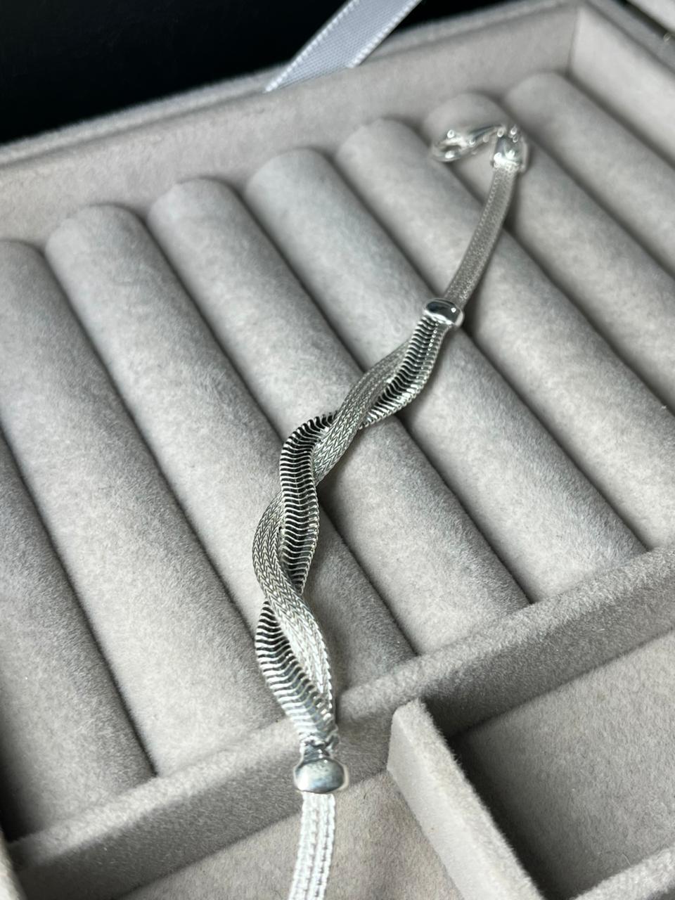 Pulsera tipo Clapton chata con nudo en el centro
