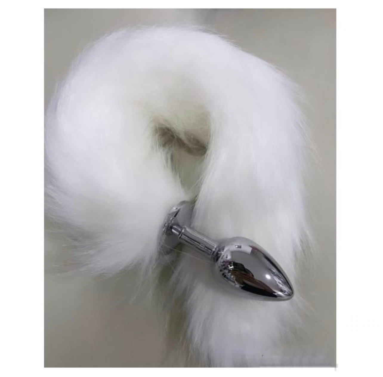PLUG ANAL CON COLA BLANCA