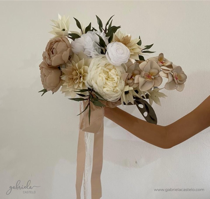 Ramo de novia de peonias y orquídeas