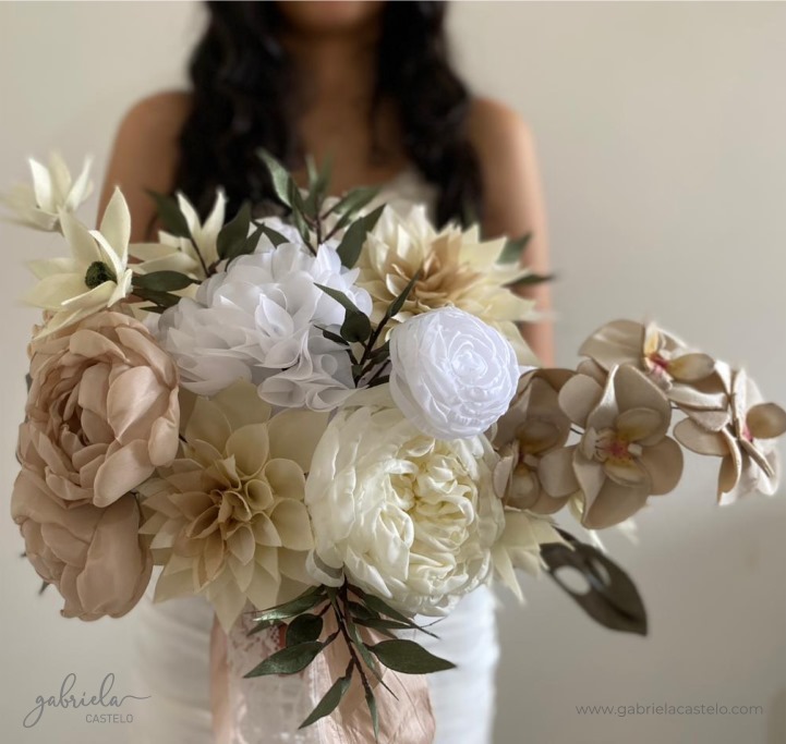 Ramo de novia de peonias y orquídeas