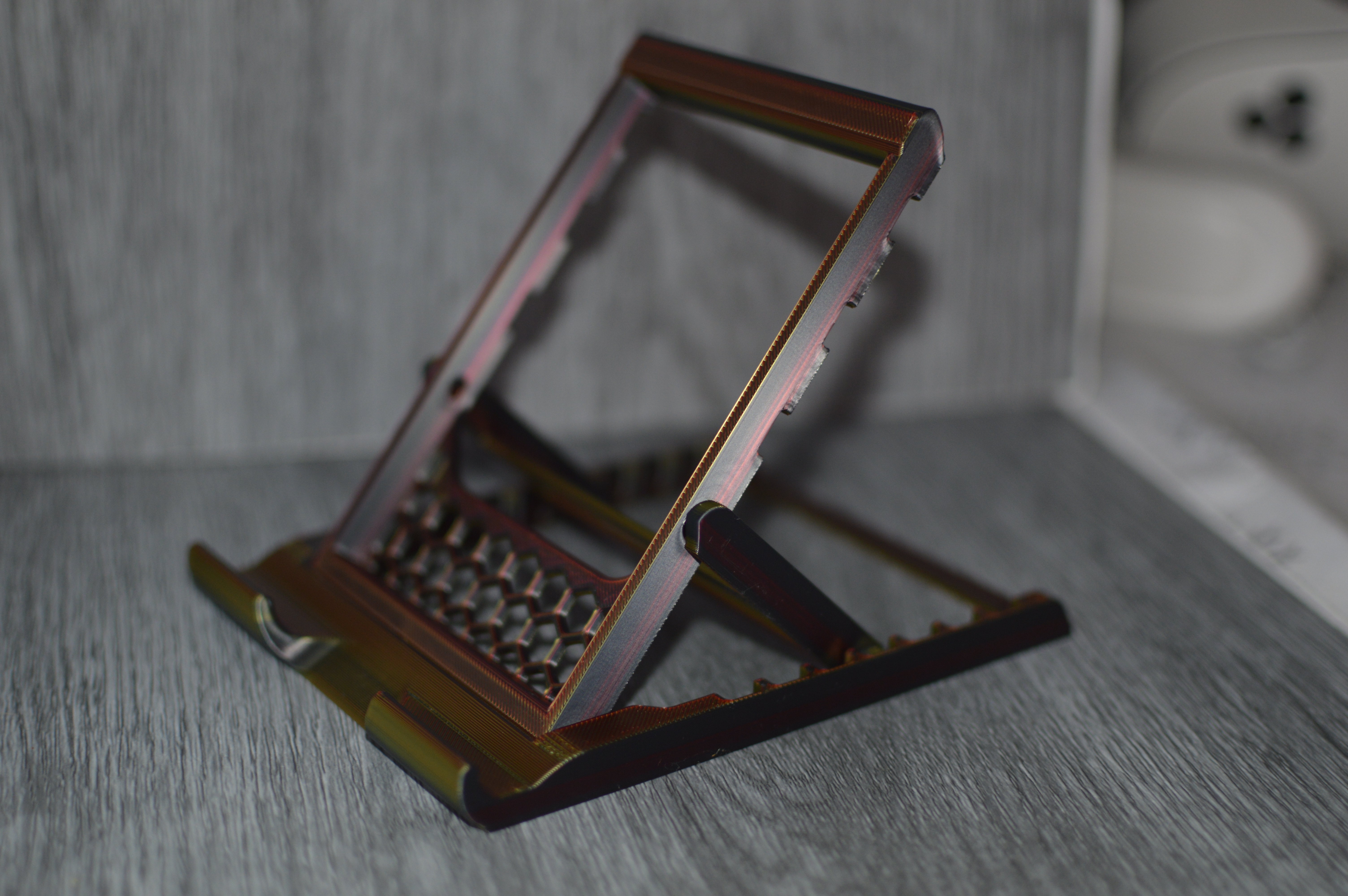 Good size adjustable phone/tablet Holder