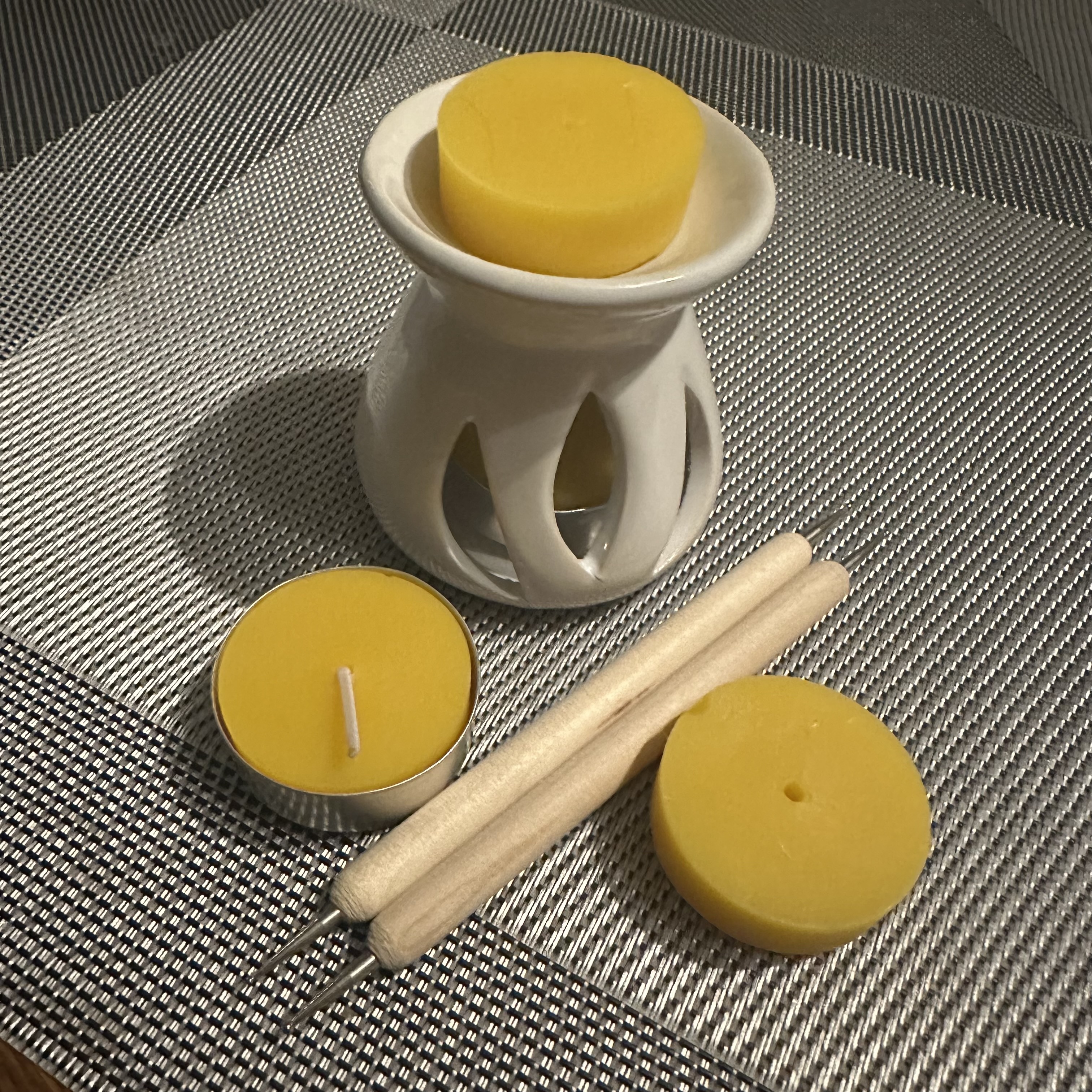 Natūralaus bičių vaško kiaušinių marginimo rinkinys su žvakide