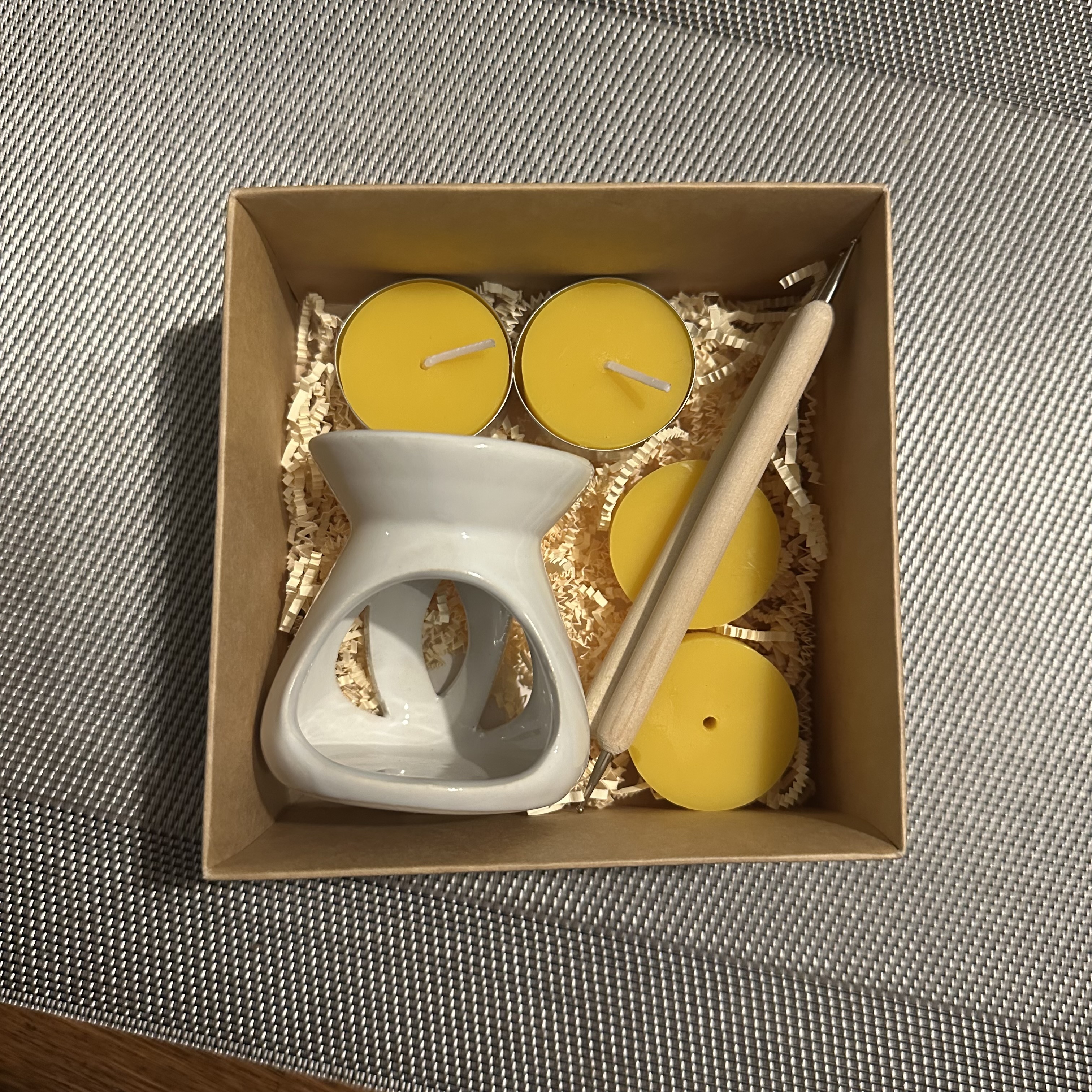 Natūralaus bičių vaško kiaušinių marginimo rinkinys su žvakide