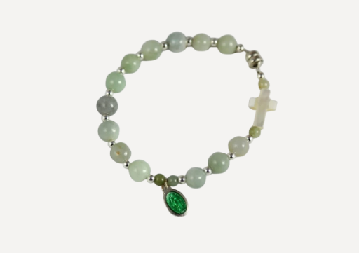 Bracelet dizainier en perles de jade et d'argent et médaille miraculeuse verte