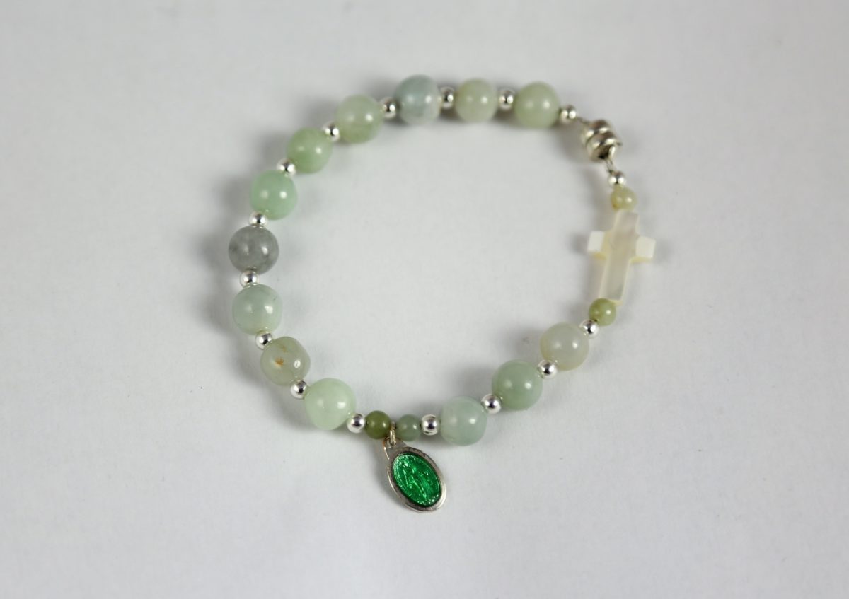 Bracelet dizainier en perles de jade et d'argent et médaille miraculeuse verte