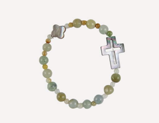 Bracelet dizainier en perles de jade et croix en nacre montées sur un élastique